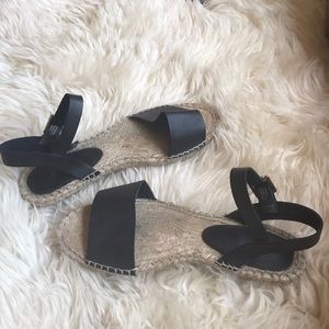 BLACK SANDALS W STRAPS & STRAW SOLE